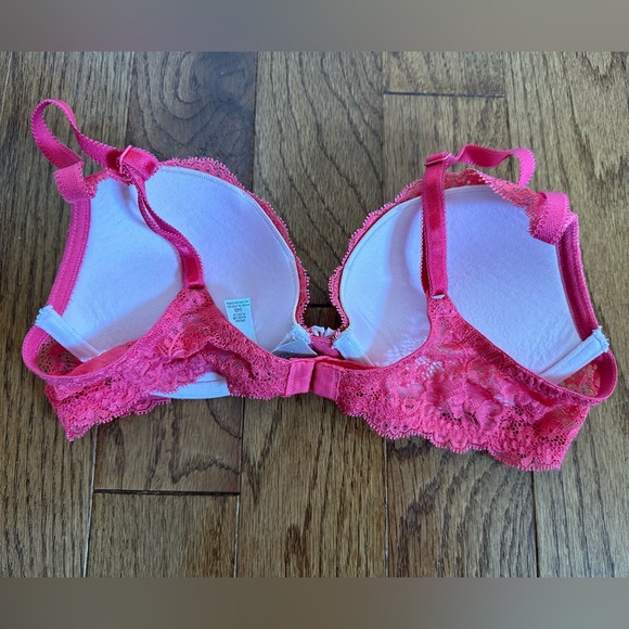 Victoria’s Secret Very Sexy Red Lace Push Up Bra - Picture 2 of 3